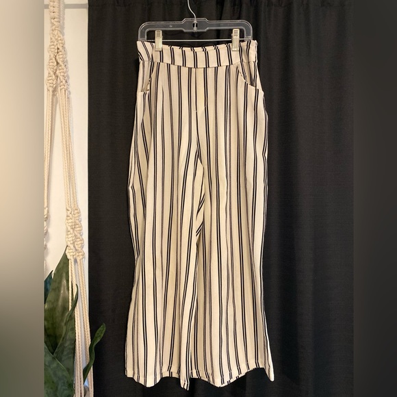 Boohoo capri pants White with black stripes. Size unknown, fits like US2 or US4 - Picture 1 of 4
